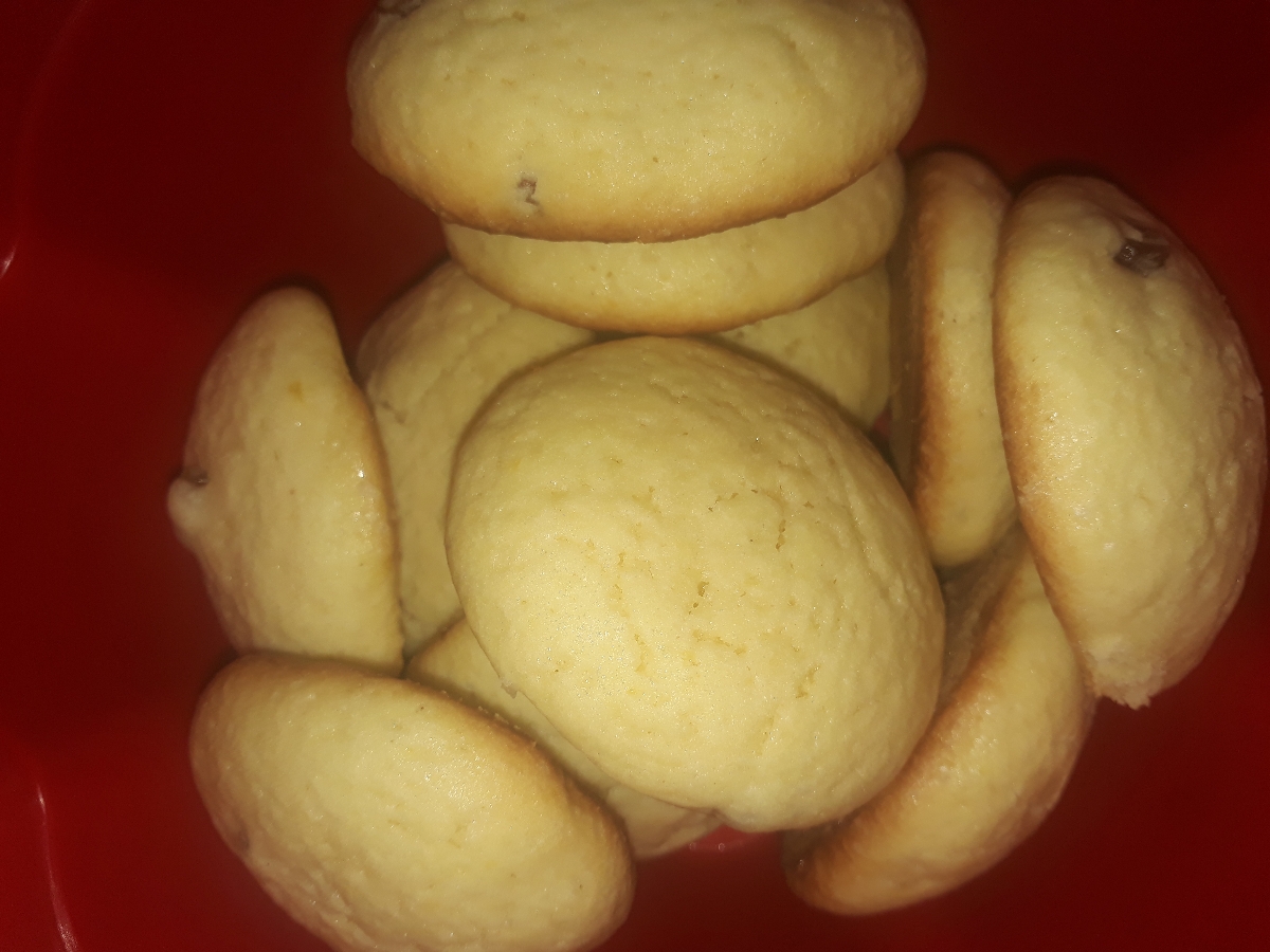 اینارو هم چندروز پیش ساده کشمشی درست کردم بازم بافت عاالی داشت سه تا تخم مرغ دوتا لیوان آرد نصف لیوان روغن یه قاشق چایخوری بکینگ پودر یه قاشق چای خوری وانیل قاطی کردم کشمش زدم دوساعتی گذاشتم یخچال  بعد گوله گوله گذاشتم توسینی فر ازقبل گرم شده ۱۳ دقیقه درضمن موادت باید غلیظ تر وسفت از مواد کیک باشه اگه دیدی شله آردت وبیشتر کن