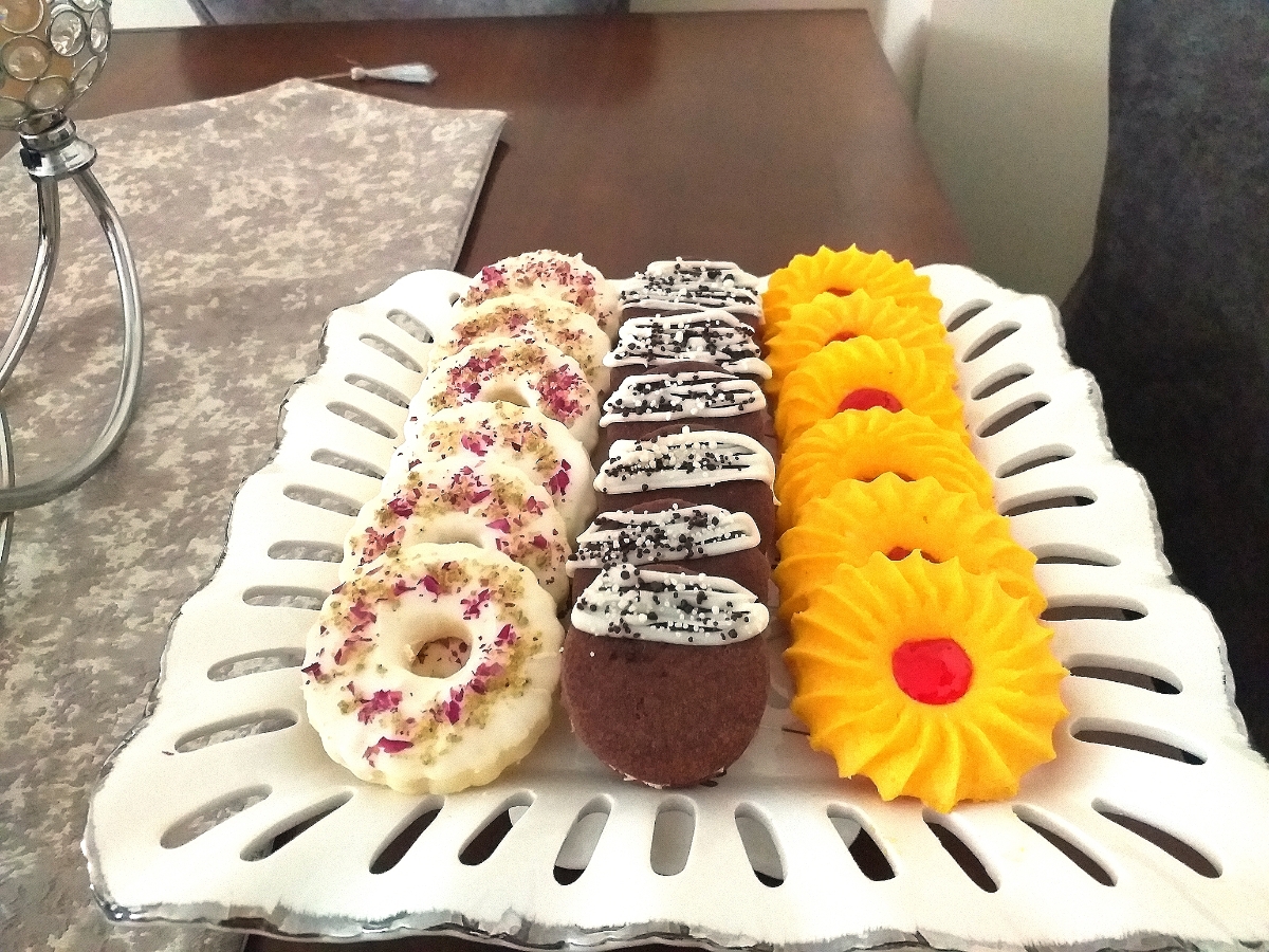 رینگ شکلات و پسته
شیرینی زعفرانی
شیرینی باونتی