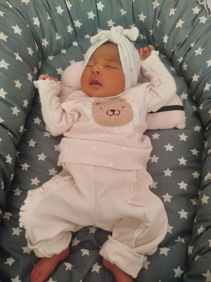 دختر منو ببین یه زیر دکمه رکابی سفید ساده هم داره تنش دختر منو ببین یه زیر دکمه رکابی سفید ساده هم داره تنش