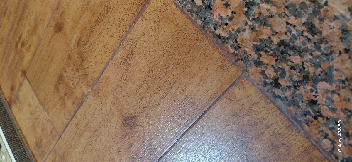 این کف آشپزخونه س سرامیکه شبیه پارکت وی ببین موج داره و اصلا لیز نیست کف خونه م همینجوریه