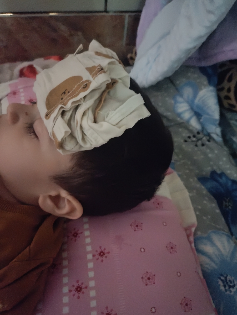 فوری فوری کمک..تب بالا و دست و پای یخ کودک فوری فوری کمک..تب بالا و دست و پای یخ کودک