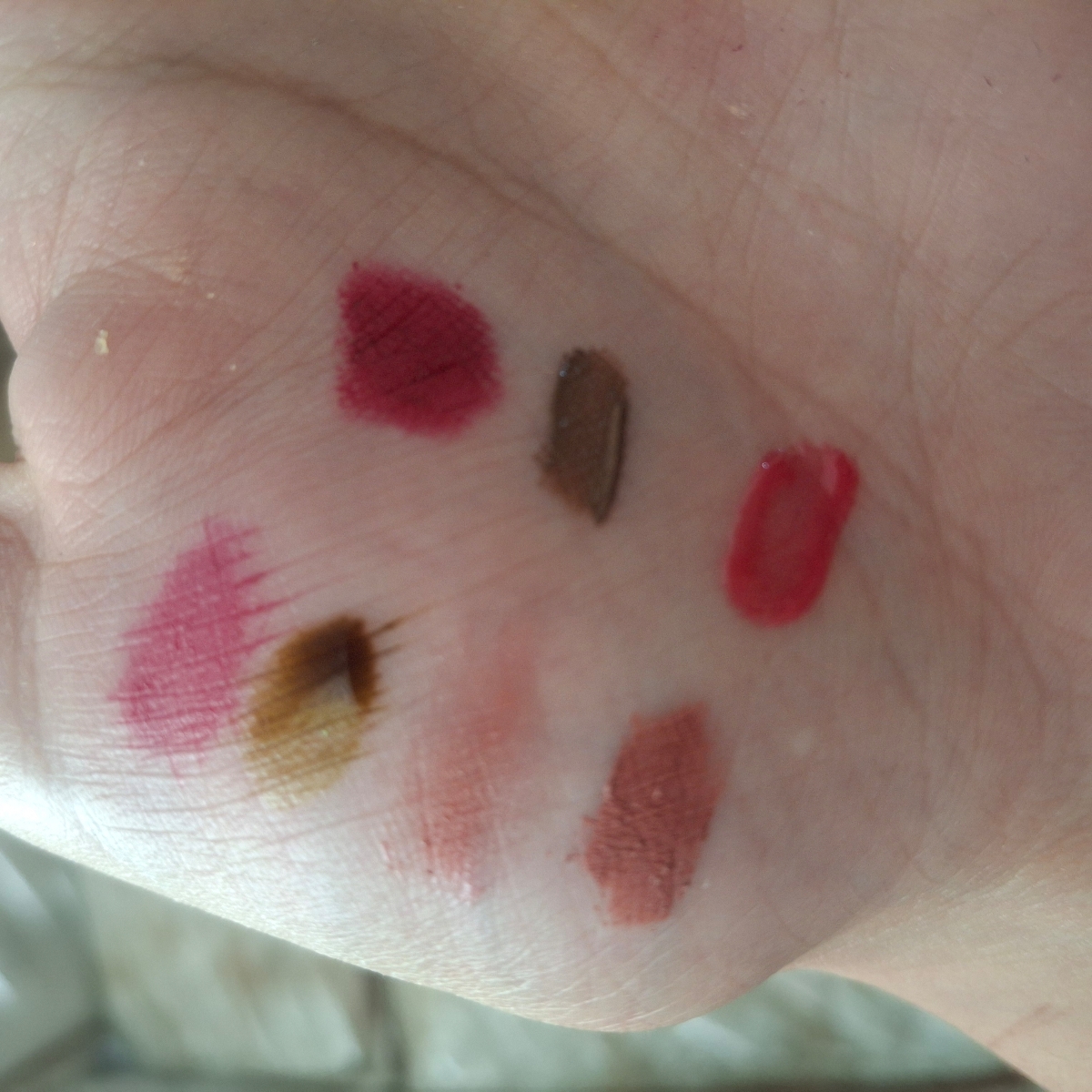 اینا رژ های من هستش تطبیق دادم اینا نبودن😂