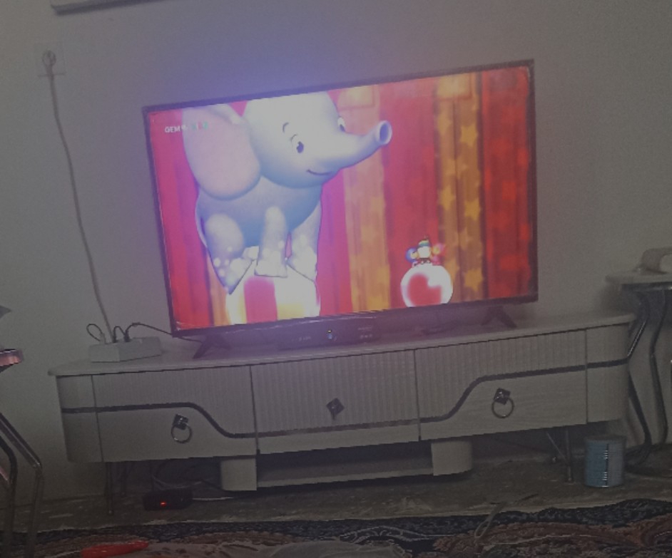 اینم عکس میز تلویزیونی بالاخره تو گوشیم یه عکس ازش پیدا کردم 😅