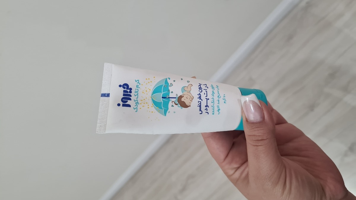 استفاده از پودر بچه برای عرق سوز شدن زیرگلو نوزاد استفاده از پودر بچه برای عرق سوز شدن زیرگلو نوزاد