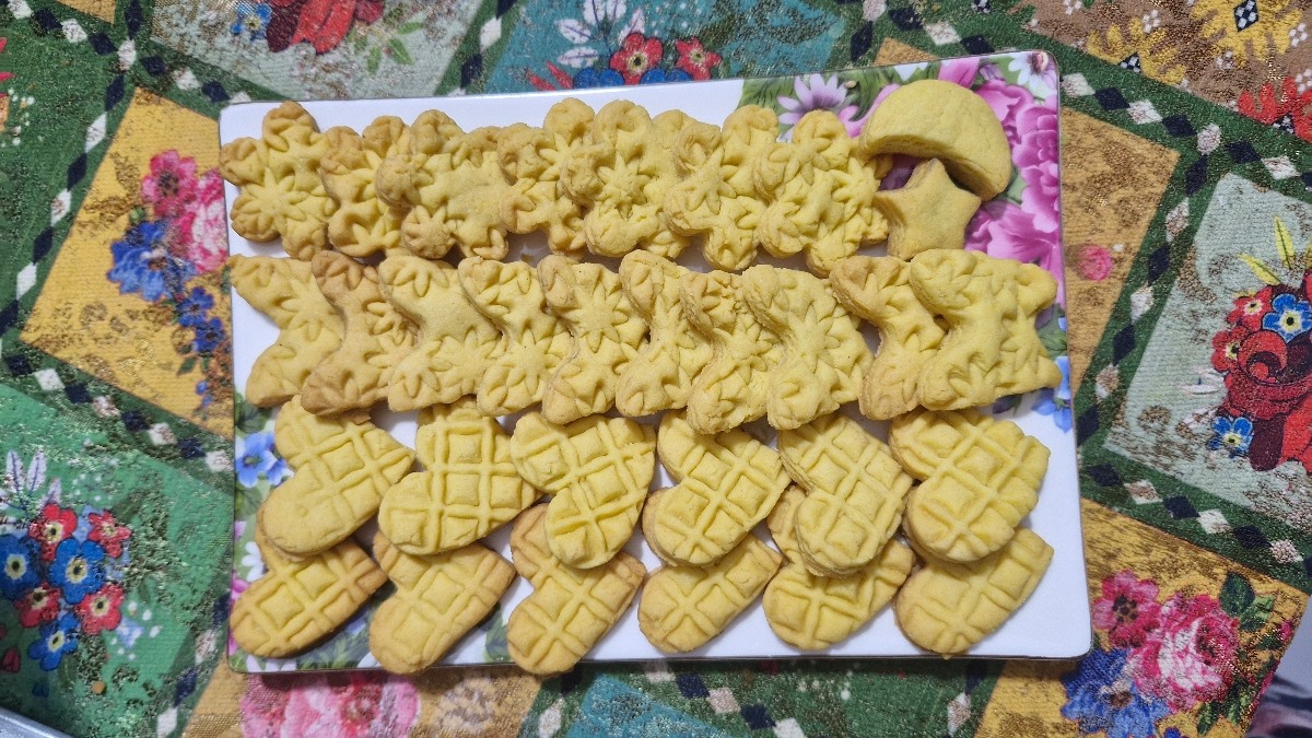 شما به این هرچی بگین من میگم شیرینی آزی خیلی دوسش دارم بچه ها اگر زنده بودم عید سال بعد با طعم وانیل زعفران و کاکایو درست میکنم برا پذیرایی❤️نمیدونم چرا بِرمِه گَلی شدم🥹
همون بغضی فارسی شما به این هرچی بگین من میگم شیرینی آزی خیلی دوسش دارم بچه ها اگر زنده بودم عید سال بعد با طعم وانیل زعفران و کاکایو درست میکنم برا پذیرایی❤️نمیدونم چرا بِرمِه گَلی شدم🥹
همون بغضی فارسی