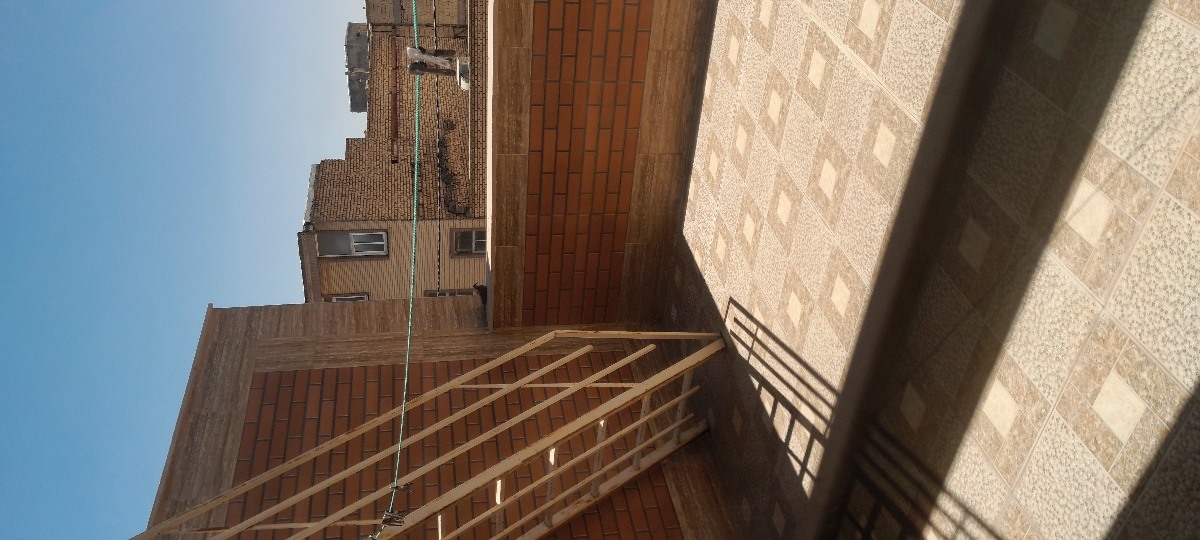 کنار دیوار حیاط، روی دیوارکوتاهتره نشسته. نمیشه عکس نزدیکتر بگیرم.فرار میکنه گناه داره کنار دیوار حیاط، روی دیوارکوتاهتره نشسته. نمیشه عکس نزدیکتر بگیرم.فرار میکنه گناه داره