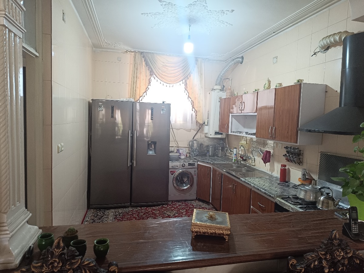 زیر اپن هم کابینت نیست 
فقط همون ۴ تا بالا و پایین رو داره 