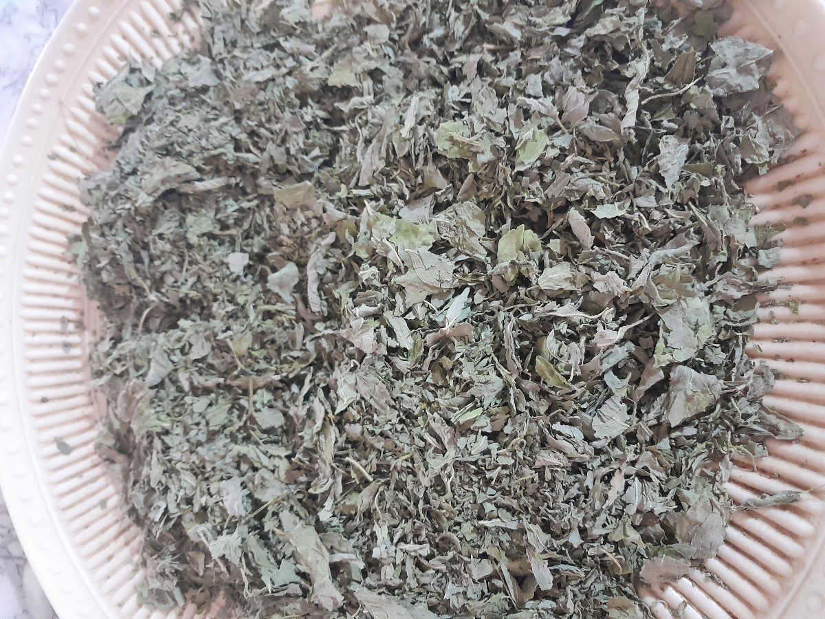 ریحان خشک که مال باغچه مامانم بود خودم خشک کردم😁 با همه چی میشه خورد،داخل انواع سس، ماست، املت، پاستا، لازانیا ، انواع سالاد سوپ و آش ریحان خشک که مال باغچه مامانم بود خودم خشک کردم😁 با همه چی میشه خورد،داخل انواع سس، ماست، املت، پاستا، لازانیا ، انواع سالاد سوپ و آش