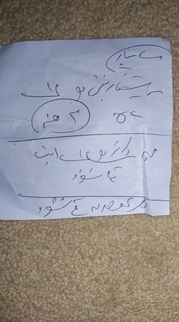 با توجه به تصویر واضح‌تر و بررسی دقیق‌تر، متن به شرح زیر است:

   بالا سمت راست (داخل دایره): "۴ ساعت"
   پایین‌تر (خط اول): "شربت مولا"
   وسط (داخل دایره): "۲ قاشق" (به معنی "۲ قاشق")
   پایین‌تر (خط دوم): "هر ۸ ساعت با آب"
   خط بعدی: "مخلوط شود"
   پایین‌ترین خط: "۲ عدد در ۲ لیوان"

توضیح: این نوشته دستورالعمل مصرف "شربت مولا" است. به نظر می‌رسد باید هر ۸ ساعت، ۲ قاشق از شربت را با آب مخلوط کرده و مصرف کرد. همچنین در جایی دیگر به "۲ عدد در ۲ لیوان" اشاره شده که ممکن است مربوط به دستورالعمل دیگری یا ادامه همین دستور باشد.