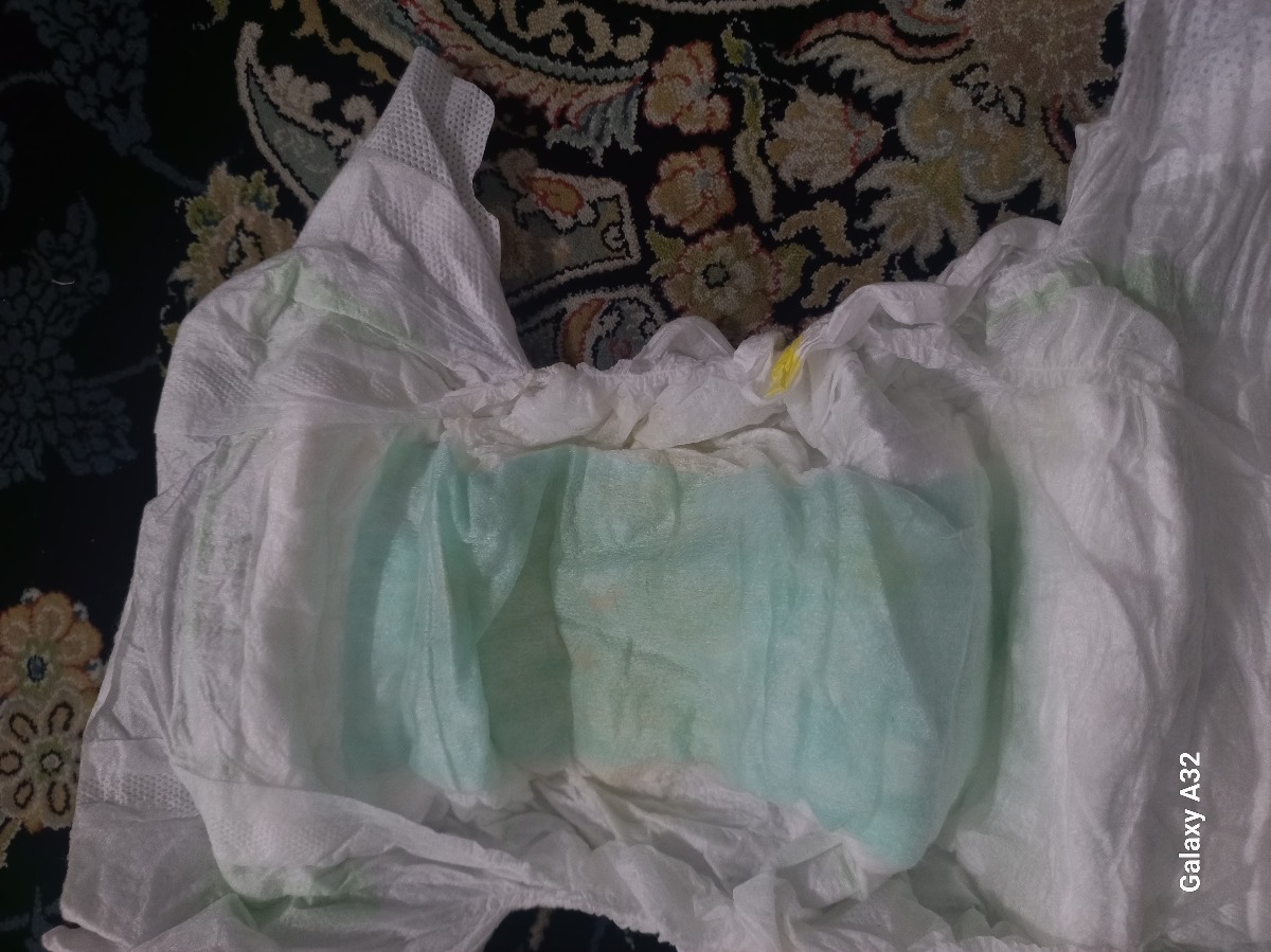 این پوشک رو ساعت ۹:۳۰ صبح بستم ساعت ۶ غروب باز کردم ولی اصلا حتی نصفشم خیس نیست فقط یکم جولوش 

و اینکه انگار دوتا لکه رنگ صورتی کمرنگ هست 