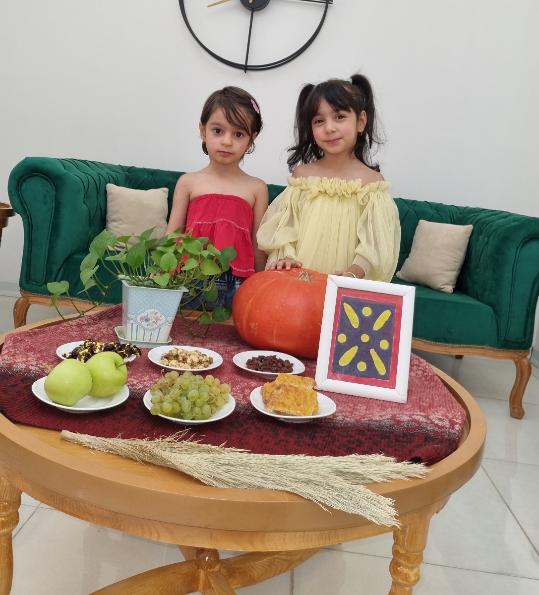 چیزی خونه نداشتیم فقط برا دخترا توضیح داد و یخورده رقصیدیم چیزی خونه نداشتیم فقط برا دخترا توضیح داد و یخورده رقصیدیم